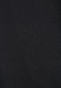 Born2be - Czarna Sukienka Dzianinowa Dopasowana Morttina. Okazja: na co dzień. Kolor: czarny. Materiał: dzianina. Długość rękawa: długi rękaw. Typ sukienki: proste. Styl: casual, elegancki, klasyczny. Długość: midi #7