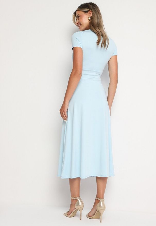 Born2be - Jasnoniebieska Taliowana Sukienka z Ozdobnym Węzłem w Talii i Dekoltem w Serek Selvitela. Typ kołnierza: dekolt w serek. Kolor: niebieski. Materiał: wiskoza. Długość rękawa: krótki rękaw. Typ sukienki: rozkloszowane. Styl: elegancki