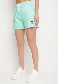Born2be - Jasnozielone Dresowe Szorty o Prostym Kroju z Wiązaniem i Kieszeniami Foladea. Okazja: na co dzień, na spacer. Kolor: zielony. Materiał: dresówka. Styl: klasyczny, casual