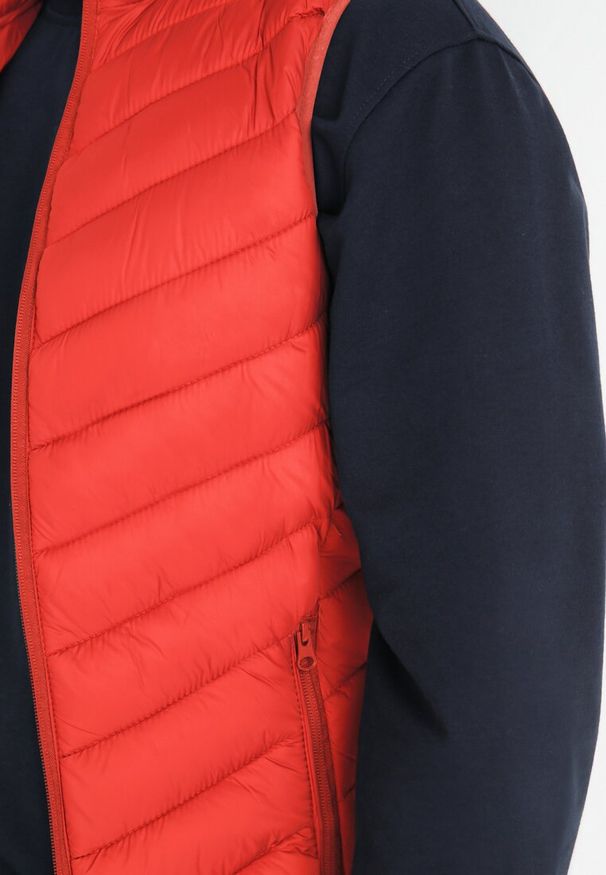 Born2be - Czerwona Kamizelka Pikowana Fouquet. Typ kołnierza: kołnierzyk stójkowy. Kolor: czerwony. Długość rękawa: bez rękawów. Wzór: aplikacja, jednolity. Styl: elegancki