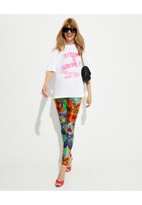 Versace Jeans Couture - VERSACE JEANS COUTURE - T-shirt z różowym napisem. Kolor: biały. Materiał: bawełna. Wzór: napisy. Styl: rockowy #3