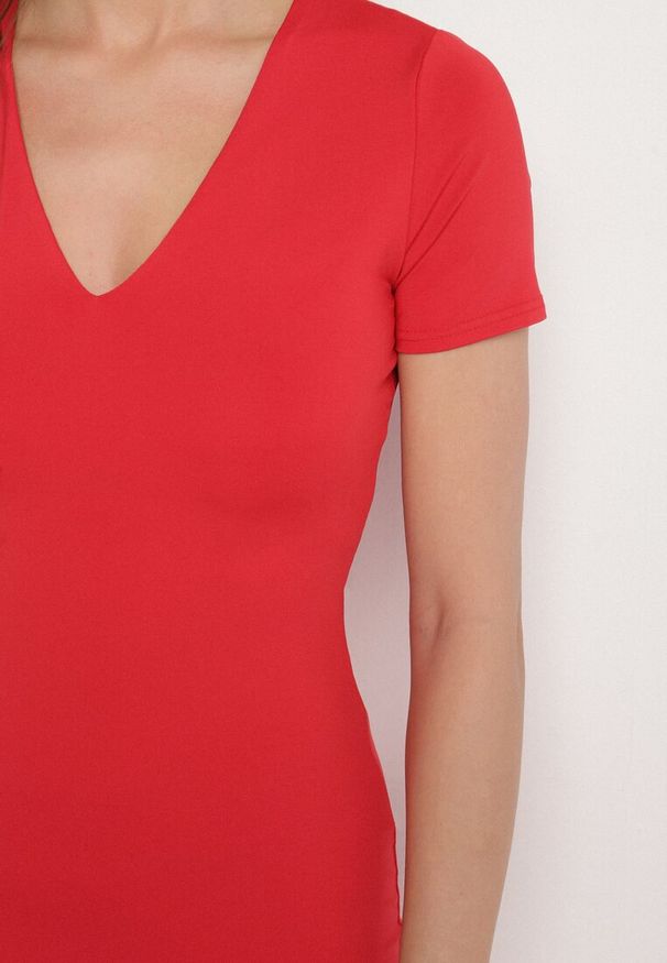 Born2be - Czerwona Sukienka Dopasowana Bodycon z Dekoltem w Serek Efricene. Okazja: na co dzień. Typ kołnierza: dekolt w serek. Kolor: czerwony. Materiał: jeans. Długość rękawa: krótki rękaw. Typ sukienki: bodycon. Styl: casual, klasyczny