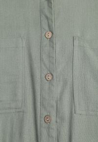 Born2be - Zielona Koszula z Bawełną i Lnem Ozdobiona Wycięciami i Ściągana w Pasie Harwinds. Okazja: do pracy, na co dzień. Kolor: zielony. Materiał: bawełna, len. Wzór: aplikacja. Styl: klasyczny, casual #6