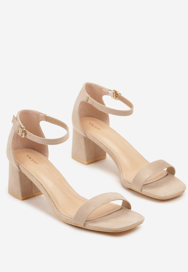 Born2be - Ciemnobeżowe Sandały Vices na Słupkowym Obcasie z Kwadratowym Noskiem Galonea. Okazja: na co dzień. Kolor: beżowy. Obcas: na obcasie. Styl: casual, elegancki. Wysokość obcasa: średni