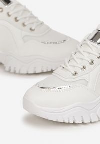 Renee - Białe Sznurowane Sneakersy z Metalicznym Wstawkami na Grubej Podeszwie Nadre. Nosek buta: okrągły. Kolor: biały. Wzór: aplikacja