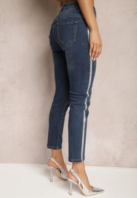 Renee - Granatowe Jeansy o Fasonie Skinny z Lampasami z Brokatu Qistella. Okazja: na co dzień. Kolor: niebieski. Długość: długie. Styl: rockowy, casual, wizytowy #3
