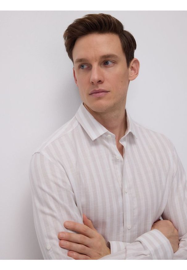 Reserved - Bawełniana koszula regular fit - beżowy. Kolor: beżowy. Materiał: bawełna