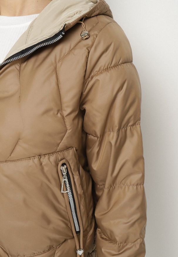 Born2be - Ciemnobeżowa Dwustronna Kurtka Pikowana z Kieszeniami i Kapturem Eralethra. Okazja: na co dzień, na spacer. Kolor: beżowy. Materiał: jeans. Długość rękawa: długi rękaw. Długość: długie. Wzór: aplikacja. Styl: casual, elegancki