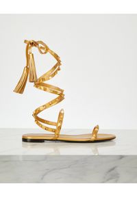 VALENTINO - Złote wiązane sandały Rockstud. Zapięcie: pasek. Kolor: złoty. Wzór: paski. Styl: boho #6