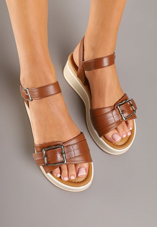 Born2be - Brązowe Sandały na Niskim Koturnie z Ozdobną Klamerką Ziare. Okazja: na co dzień. Kolor: brązowy. Obcas: na koturnie. Styl: casual, elegancki