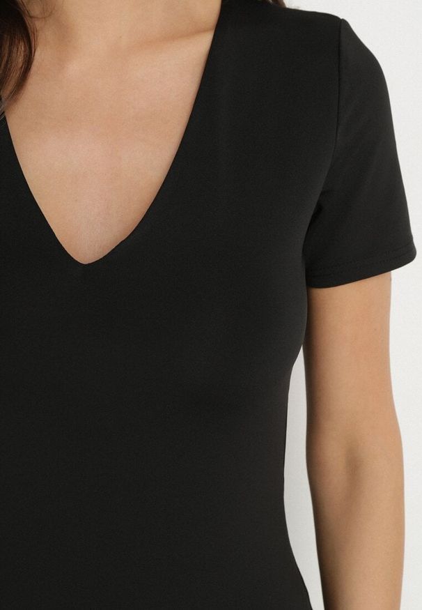 Born2be - Czarna Sukienka Dopasowana Bodycon z Dekoltem w Serek Efricene. Okazja: na co dzień. Typ kołnierza: dekolt w serek. Kolor: czarny. Materiał: jeans. Długość rękawa: krótki rękaw. Typ sukienki: bodycon. Styl: casual, klasyczny