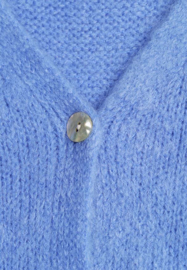 Born2be - Niebieski Kardigan z Dekoltem w Serek z Dzianiny z Wełną i Moherem Lismio. Okazja: na co dzień. Typ kołnierza: dekolt w serek. Kolor: niebieski. Materiał: dzianina, wełna, moher. Styl: casual, elegancki