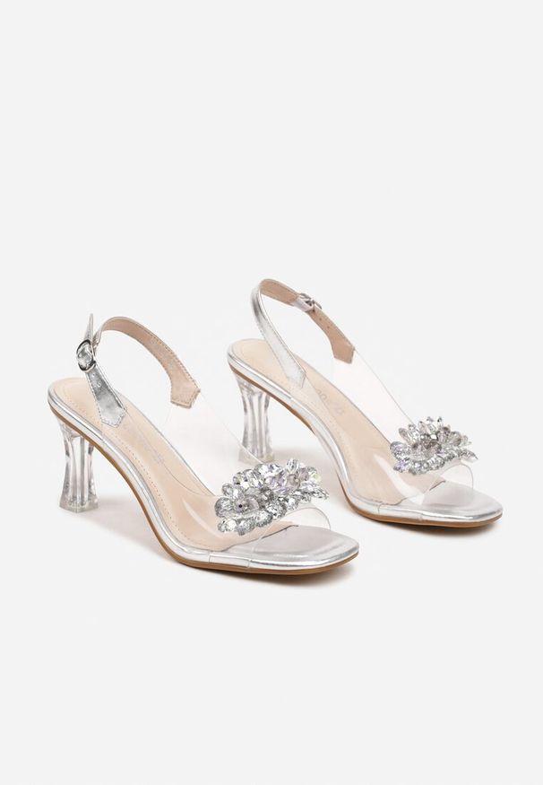 Born2be - Srebrne Sandały bez Pięty z Transparentną Wstawką i Szpilką Ozdobione Srebrną Aplikacją Jakkie. Okazja: na co dzień. Zapięcie: sprzączka. Kolor: srebrny. Wzór: aplikacja. Styl: glamour, casual, elegancki, wizytowy, klasyczny