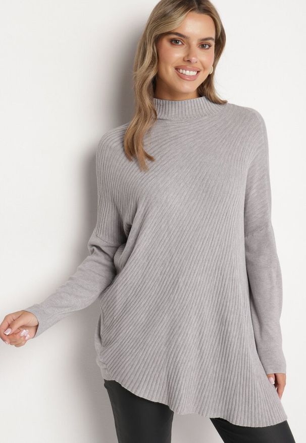 Born2be - Jasnoszary Golf z Wiskozą o Asymetrycznym Kroju i Nietoperzowych Rękawach Reandriael. Okazja: na co dzień, na spotkanie biznesowe. Typ kołnierza: golf. Kolor: szary. Materiał: wiskoza. Styl: biznesowy, klasyczny, casual, elegancki