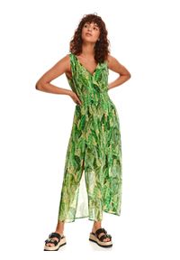 TOP SECRET - Długa sukienka w roślinny wzór. Typ kołnierza: dekolt w kształcie V. Kolor: zielony. Materiał: tkanina. Długość rękawa: na ramiączkach. Długość: maxi