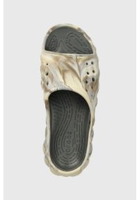 Crocs klapki Echo Marbled Slide kolor beżowy 208467 208467.2Y3-2Y3. Kolor: beżowy. Materiał: materiał, guma #4