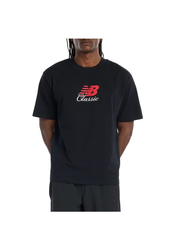 Koszulka męska New Balance MT53610BK - czarna. Kolor: czarny. Materiał: bawełna. Długość rękawa: krótki rękaw. Długość: krótkie. Wzór: aplikacja