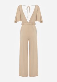 Born2be - Beżowy Długi Kombinezon z Kopertowym Dekoltem i Ozdobnym Wiązaniem Abrarani. Okazja: na spotkanie biznesowe. Kolor: beżowy. Długość: długie. Styl: elegancki, biznesowy #3