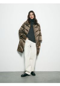 Reserved - Długa pikowana kurtka - oliwkowy. Kolor: oliwkowy. Materiał: tkanina. Długość: długie #1