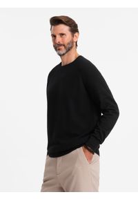 Ombre Clothing - Męski sweter raglan z prążkowanymi rękawami – czarny V2. Okazja: na co dzień. Kolor: czarny. Materiał: prążkowany. Długość rękawa: raglanowy rękaw. Wzór: aplikacja, ze splotem, prążki, jednolity. Styl: casual
