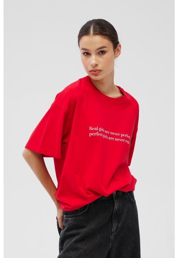 Marsala - Tshirt typu oversize z nadrukiem w kolorze INTENSE RED - REALITY-M/L. Materiał: tkanina, bawełna, elastan. Wzór: nadruk. Styl: klasyczny, elegancki