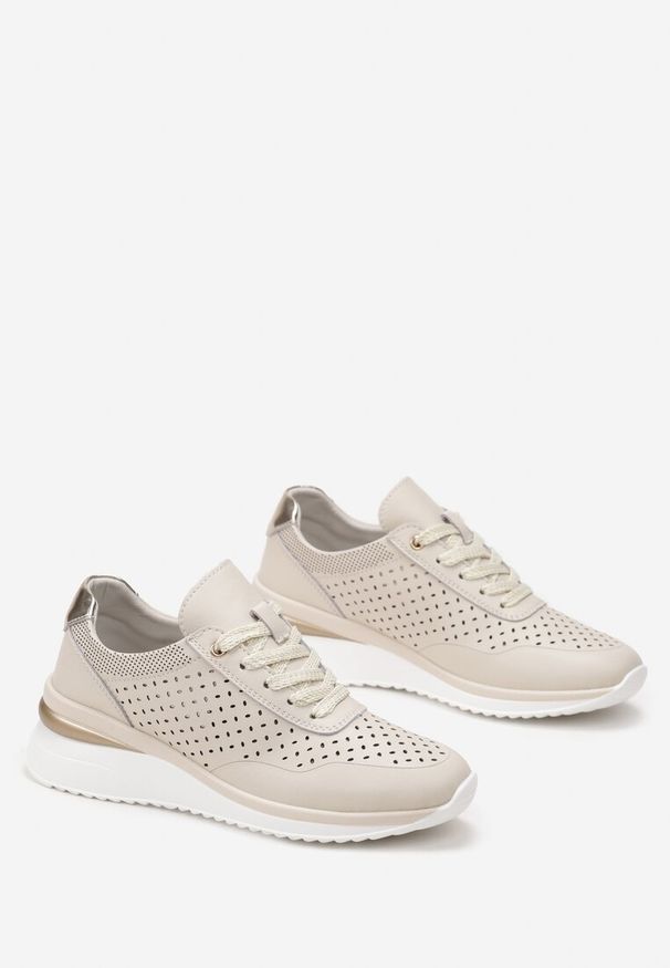 Born2be - Beżowe Skórzane Sneakersy z Perforacją i Metalicznymi Wstawkami Rendia. Okazja: na co dzień, na spacer. Kolor: beżowy. Materiał: skóra. Wzór: aplikacja. Obcas: na płaskiej podeszwie. Sport: turystyka piesza