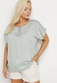 Born2be - Jasnozielona Bluzka z Wiskozą Wiązana przy Dekolcie Dovarelle. Okazja: na co dzień. Kolekcja: plus size. Kolor: zielony. Materiał: wiskoza. Długość rękawa: krótki rękaw. Długość: krótkie. Styl: casual, elegancki
