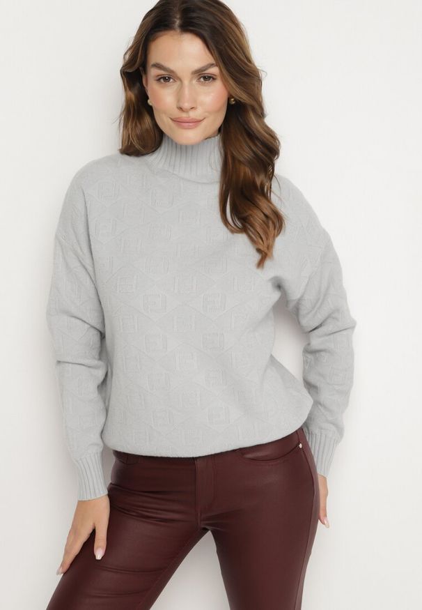 Born2be - Jasnoszary Sweter Golf z Ozdobnym Tłoczeniem Zakończony Ściągaczem Melodiea. Typ kołnierza: golf. Kolor: szary. Materiał: materiał. Sezon: zima