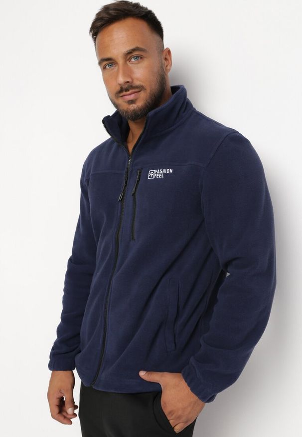 Born2be - Granatowa Polarowa Bluza ze Stójką z Ozdobnym Napisem i Suwakiem Dwarena. Typ kołnierza: kołnierzyk stójkowy. Kolor: niebieski. Materiał: polar. Wzór: napisy