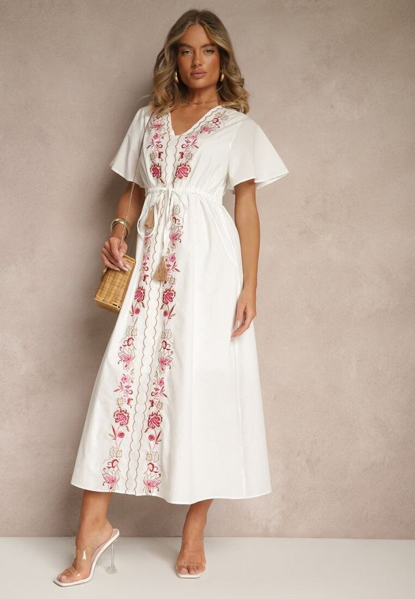 Renee - Biała Rozkloszowana Sukienka z Bawełny w Stylu Boho z Ozdobnym Haftem Sersena. Okazja: na co dzień. Typ kołnierza: dekolt w kształcie V. Kolor: biały. Materiał: bawełna. Długość rękawa: krótki rękaw. Wzór: haft. Styl: boho