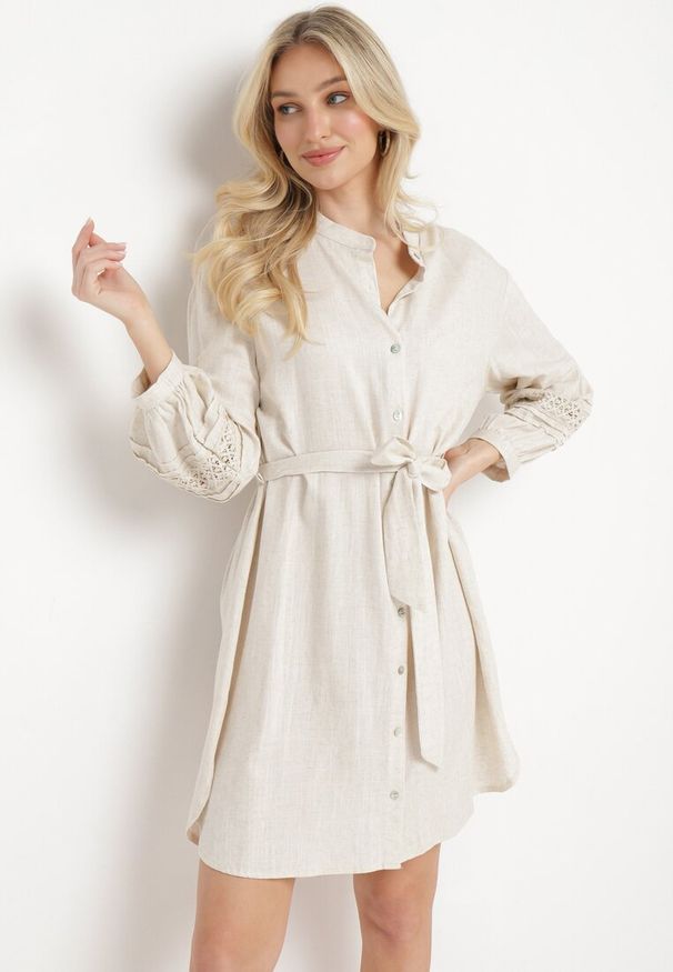 Born2be - Beżowa Sukienka Koszulowa Zapinana na Guziki z Paskiem w Talii i Ozdobnym Rękawem Rigaudona. Okazja: na spotkanie biznesowe. Kolor: beżowy. Typ sukienki: koszulowe. Styl: elegancki, klasyczny, biznesowy