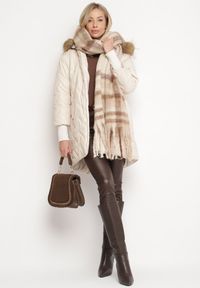 Born2be - Jasnobeżowa Pikowana Kurtka z Odpinanym Kapturem i Futerkiem Ozdobiona Ściągaczami Ellonaria. Okazja: na co dzień, na spacer. Kolor: beżowy. Materiał: futro. Wzór: aplikacja. Sezon: zima. Styl: casual, elegancki #5