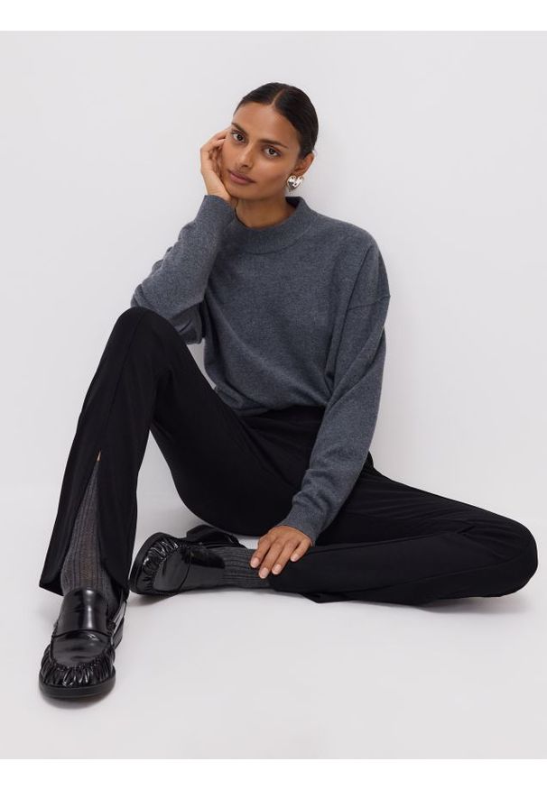 Reserved - Legginsy z rozcięciami - czarny. Kolor: czarny. Materiał: dzianina