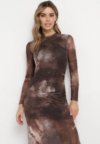 Born2be - Brązowa Sukienka o Dopasowanym Fasonie Bodycon z Rozcięciem i Marmurkowym Wzorem Urientia. Kolor: brązowy. Długość rękawa: długi rękaw. Typ sukienki: bodycon. Styl: elegancki #4