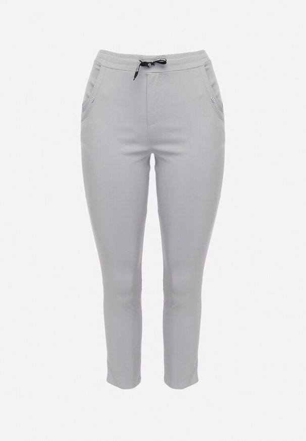 Born2be - Jasnoszare Spodnie z Nogawkami 7/8 i Kieszeniami Gavotta. Okazja: na co dzień. Kolekcja: plus size. Kolor: szary. Materiał: satyna. Styl: elegancki, casual