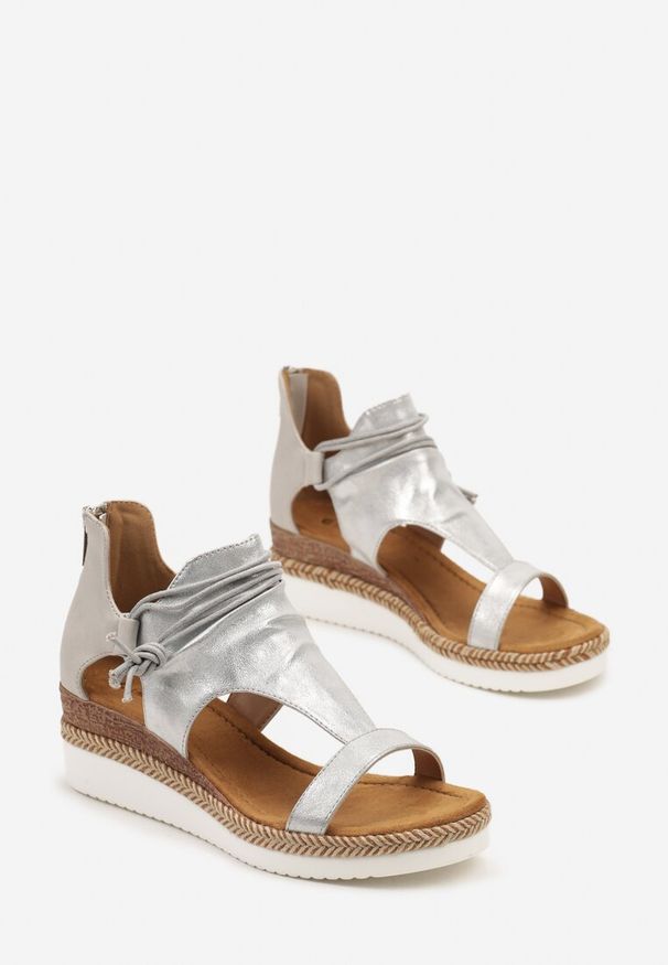 Born2be - Szare Sandały na Koturnie Zapinane na Suwak z Ozdobnym Sznurkiem Tinaroses. Okazja: na co dzień. Kolor: szary. Sezon: lato. Obcas: na koturnie. Styl: klasyczny, casual, elegancki