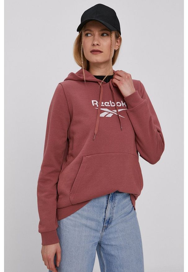 Reebok Classic - Bluza bawełniana. Typ kołnierza: kaptur. Kolor: różowy. Materiał: bawełna. Długość rękawa: długi rękaw. Długość: długie. Wzór: aplikacja
