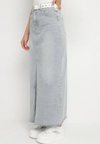Born2be - Jasnoniebieska Ołówkowa Spódnica Jeansowa z Rozcięciem z Przodu Limirea. Okazja: na co dzień. Kolor: niebieski. Materiał: jeans. Styl: casual