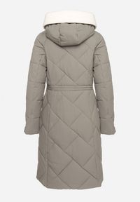 Born2be - Ciemnozielona Pikowana Kurtka z Kapturem i Ozdobnym Kołnierzem Ściągana w Pasie Ellarisa. Typ kołnierza: kaptur. Kolor: zielony. Materiał: jeans, wełna. Styl: elegancki