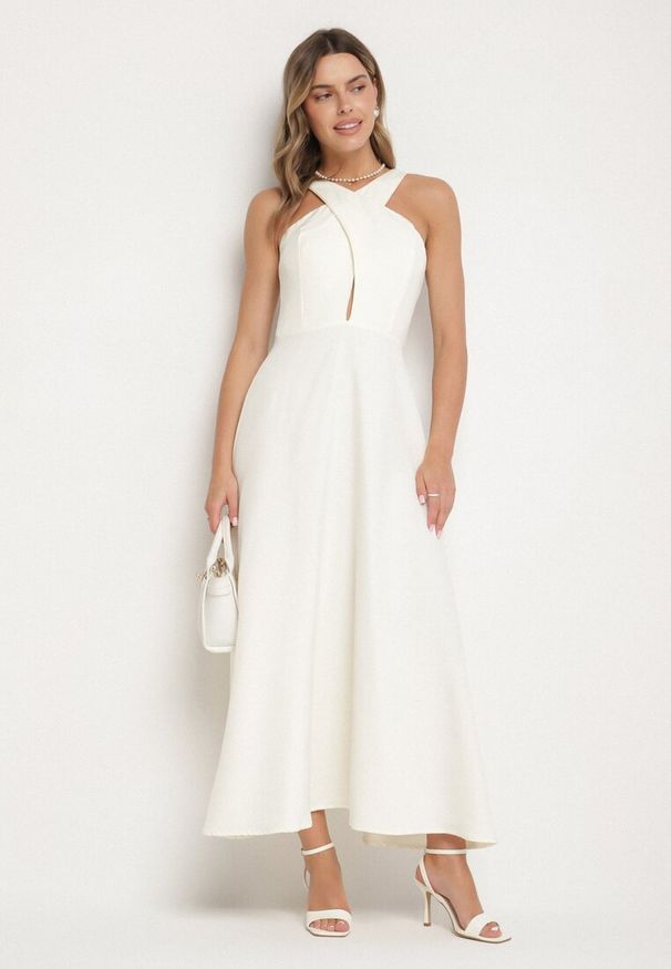 Born2be - Żółta Rozkloszowana Sukienka z Wiskozą i Dekoltem Typu Halter Dolienna. Typ kołnierza: dekolt halter. Kolor: żółty. Materiał: wiskoza. Typ sukienki: rozkloszowane. Styl: elegancki