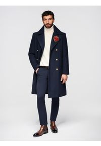 Ombre Clothing - Męski dwurzędowy płaszcz z wełną oraz ozdobnymi aplikacjami - V1 granatowy. Okazja: na co dzień, do pracy, na spotkanie biznesowe. Typ kołnierza: golf, dekolt w karo. Kolor: niebieski. Materiał: wełna. Wzór: aplikacja. Sezon: zima. Styl: klasyczny, casual, biznesowy #1