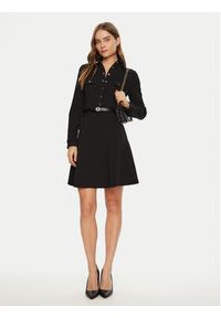 Guess Sukienka codzienna W5RK93 KCBO2 Czarny Regular Fit. Okazja: na co dzień. Kolor: czarny. Materiał: syntetyk. Typ sukienki: proste. Styl: casual