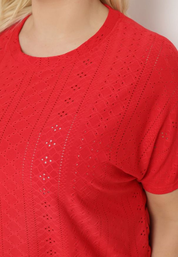 Born2be - Czerwony T-shirt Koszulka z Krótkim Rękawem o Ażurowym Wykończeniu Meaara. Okazja: na spotkanie biznesowe, na co dzień. Kolekcja: plus size. Kolor: czerwony. Długość rękawa: krótki rękaw. Długość: krótkie. Wzór: ażurowy. Sezon: lato. Styl: biznesowy, klasyczny, casual