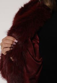 Born2be - Bordowa Futrzana Kurtka z Nieodpinanym Kapturem Zetena. Kolor: czerwony. Materiał: futro. Styl: elegancki, klasyczny #4