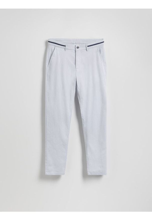 Reserved - Spodnie chino slim fit - jasnoniebieski. Kolor: niebieski. Materiał: bawełna, tkanina