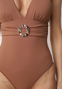 Born2be - Brązowy Jednoczęściowy Strój Kąpielowy z Marszczeniem i Imitacją Paska z Klamrą Tinryss. Kolekcja: plus size. Kolor: brązowy. Długość: długie #5