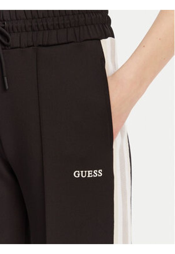 Guess Spodnie dresowe V5GB12 KCRU2 Czarny Regular Fit. Kolor: czarny. Materiał: syntetyk