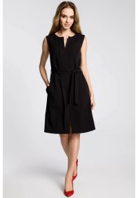 Sukienki.shop - Elegancka sukienka trapezowa bez rękawów z paskiem w talii czarna. Okazja: do pracy. Kolor: czarny. Materiał: materiał, tkanina, elastan. Długość rękawa: bez rękawów. Wzór: gładki. Typ sukienki: trapezowe. Styl: elegancki. Długość: midi