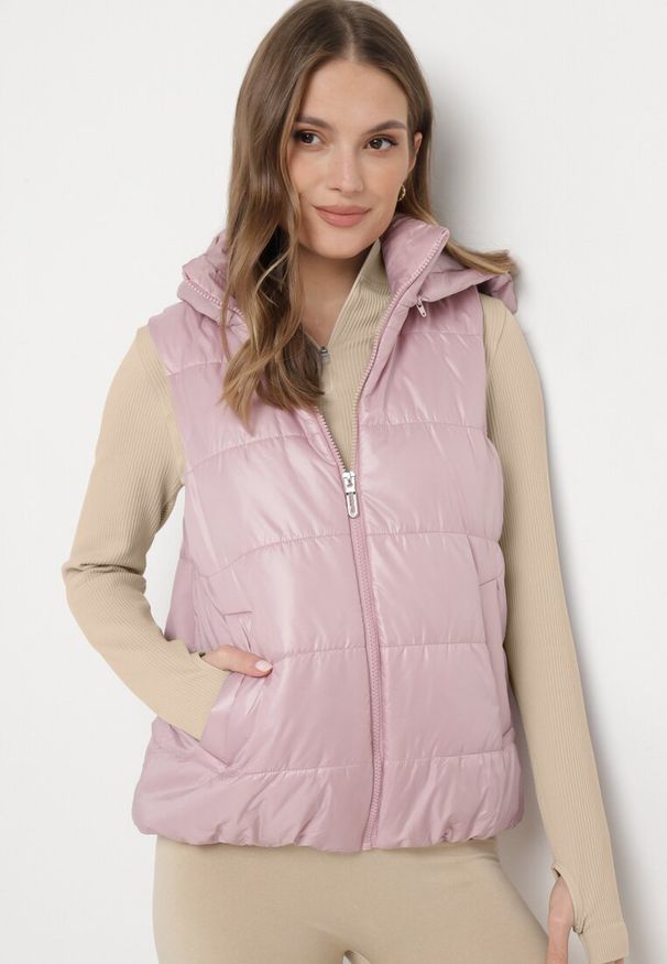 Born2be - Różowa Kamizelka z Odpinanym Kapturem i Kieszeniami Pikowana Aggevia. Kolor: różowy