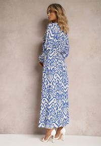 Renee - Biało-Niebieska Sukienka z Wiskozy Wiązana w Talii w Ornamentalny Wzór z Metaliczną Nitką Nemka. Kolor: niebieski. Materiał: wiskoza. Typ sukienki: kopertowe #2